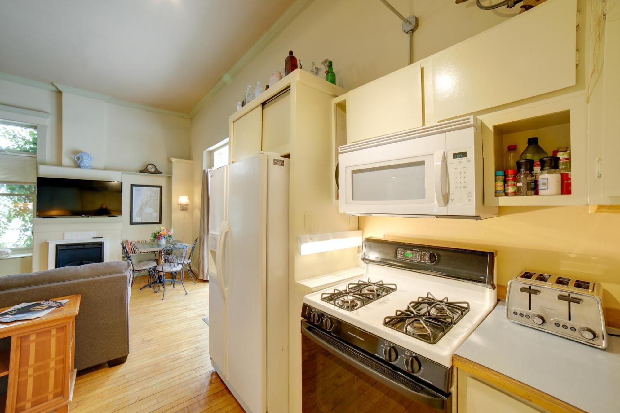 Charming Saugatuck Condo With Private Deck And Grill! Exterior photo